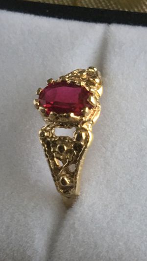 Photo Woman’s Beautiful14 K solid yellow gold and ruby ring size 8