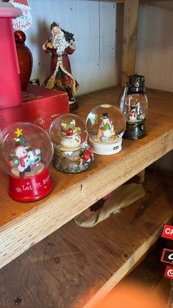 4 Snow Globes, 2 Are Music Boxes
