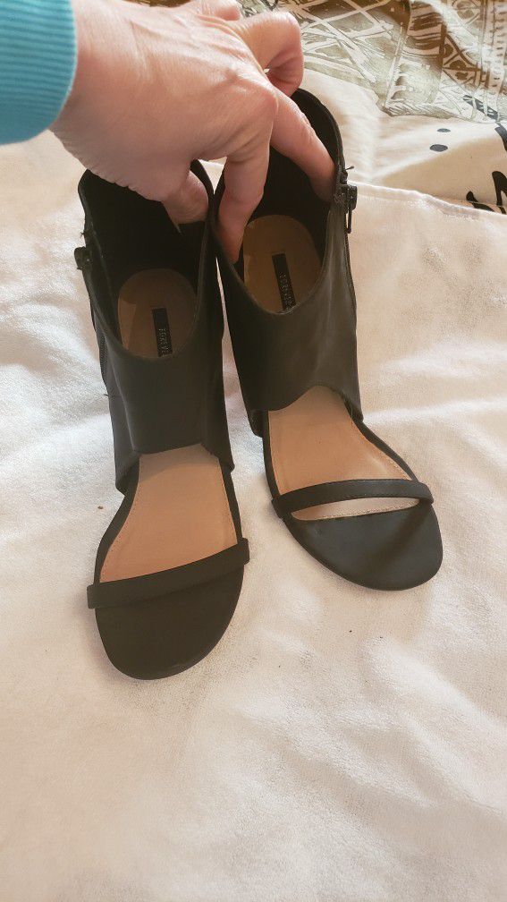 Size 8.5 Womens Heels. Black Perfect Condition