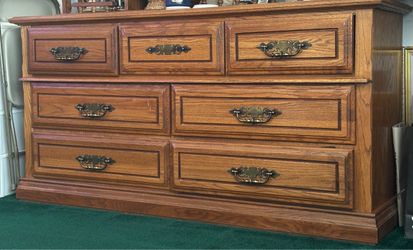 Old dresser/vanity for FREE