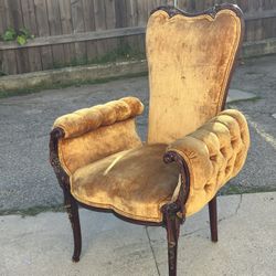 Vintage Sofá Accent Chair With Beautiful Hand Carved Frame $587.00 Pick Up In Glendale