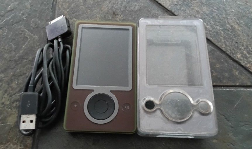 Zune 30 Gb W/Case And Cable
