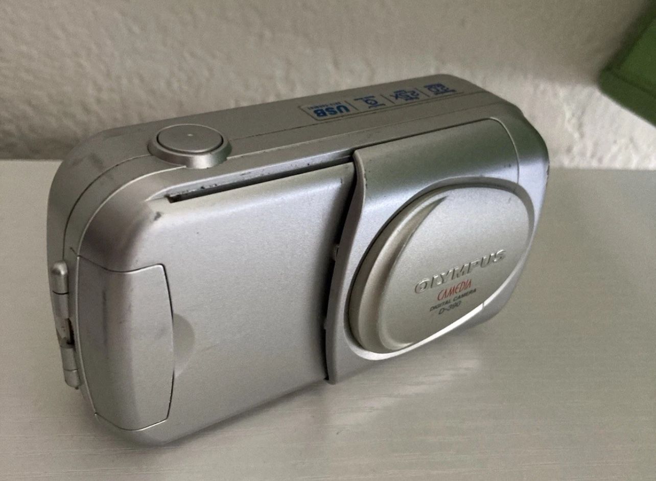 Olympus Camedia D-390 2.0MP Compact Digital Camera Silver Tested