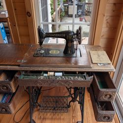 Singer Antique 1907 Sewing Machine 