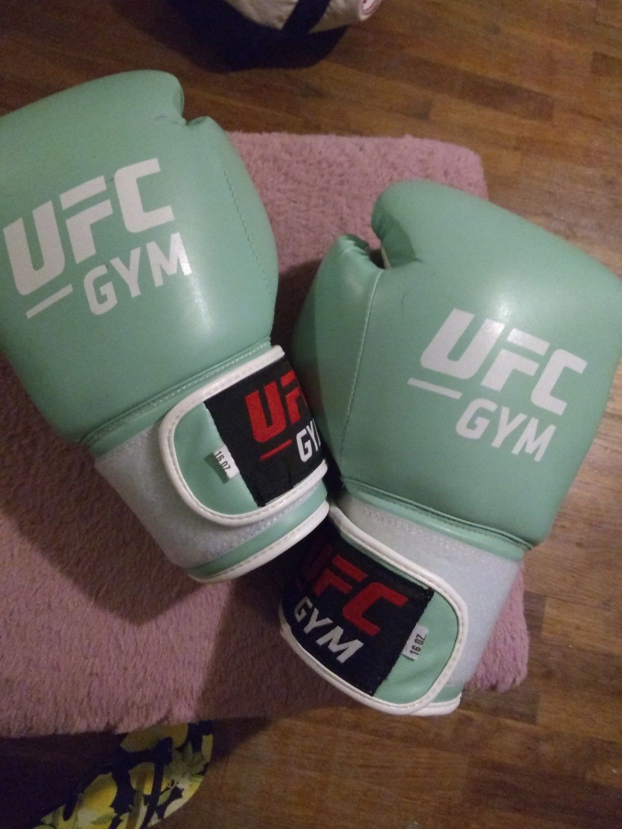 UFC gym boxing gloves 16 oz Inc UFC wraps