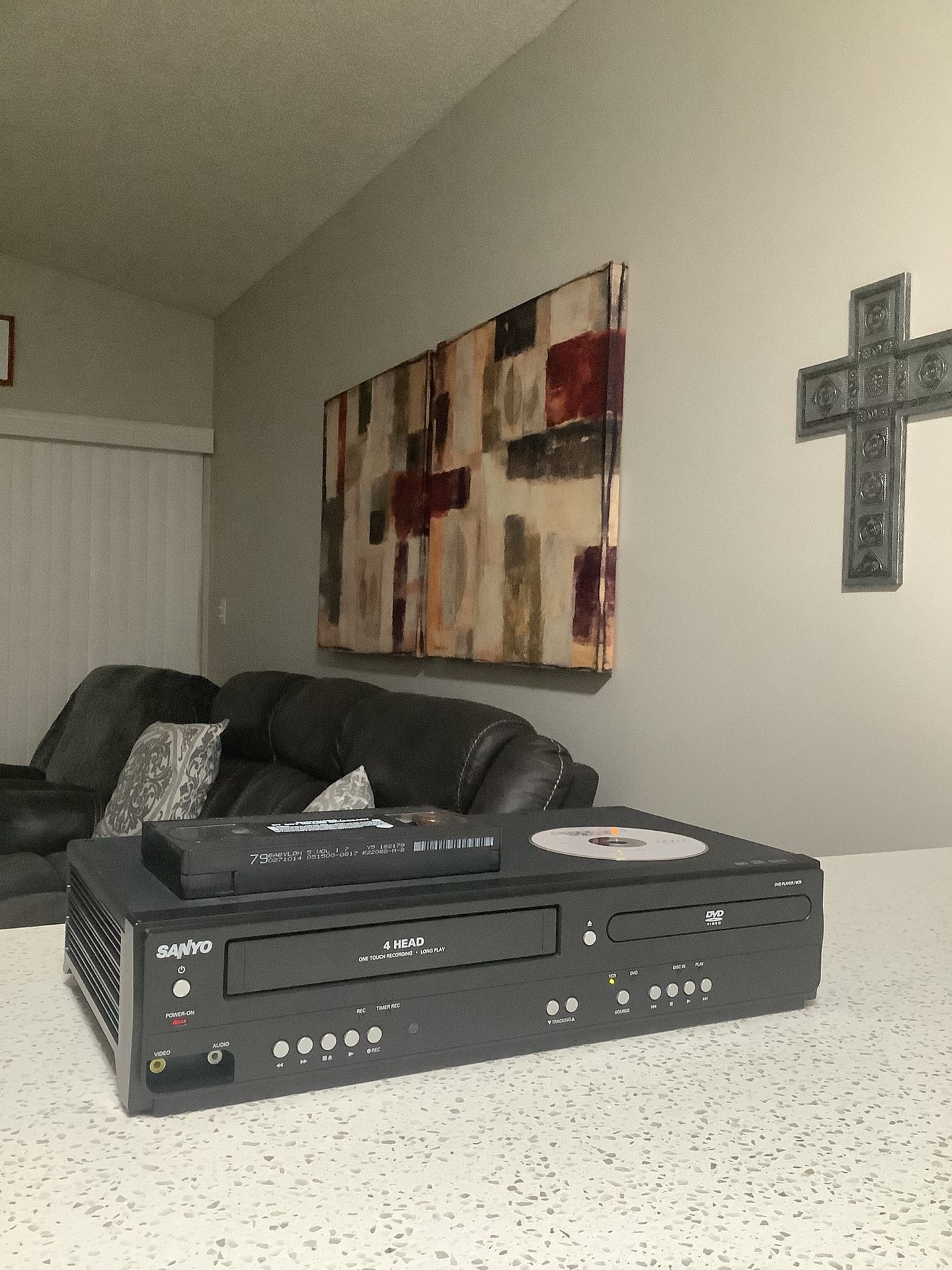 * SANYO * HQ * 4-HEAD STEREO VHS VCR AND DVD PLAYER AND CD PLAYER COMBO UNIT . EXCELLENT CONDITION . LIKE NEW . MUST SEE TO APPRECIATE .