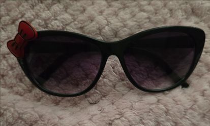 BLACK SUNGLASSES WITH RED BOW