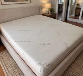 Saatva "Countour 5" Cal King Mattress - Like New Condition