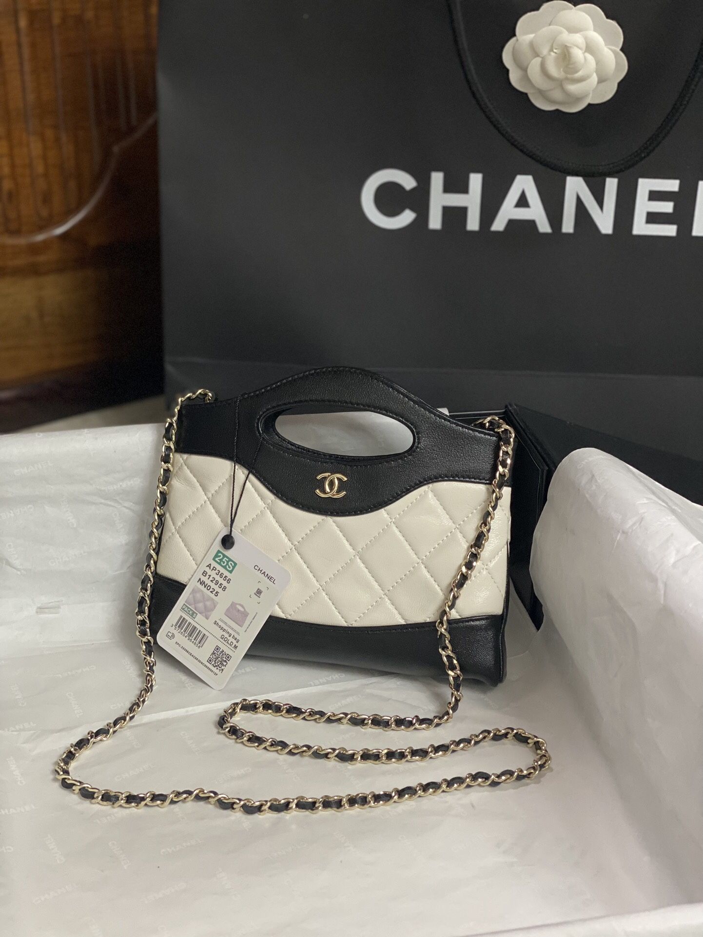 Classic retro style shoulder bag