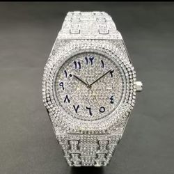 BUSTDOWN MOISSANITE ÀP WATCH - BRAND NEW UNBRANDED WATCH 