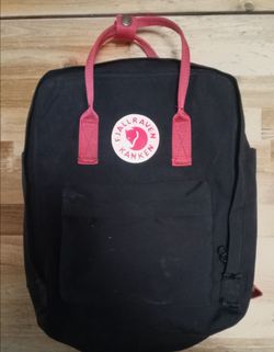 Authentic Fjällräven Kånken Mini Backpack – Black with Ox Red Straps 7L Capacity