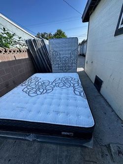 Queen Size Mattress Pillow Top 12"     New Mattress In A Plastic Sealed