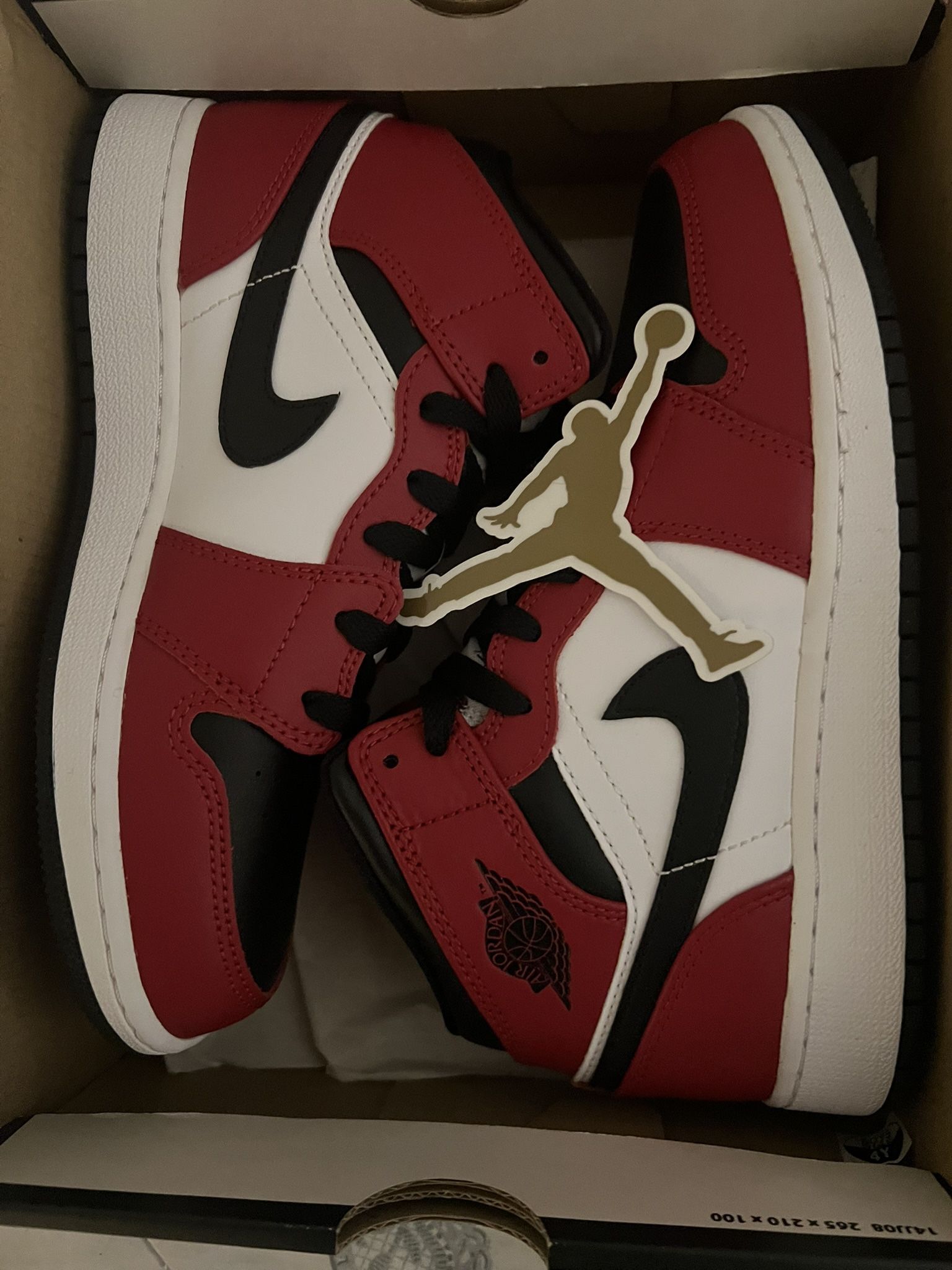Jordan 1 Mid “Chicago Black Toe” 4y