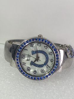 SILVER TONE WOMENS BANGLE WRIST WATCH