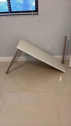 Free Ikea white modular one leg missing