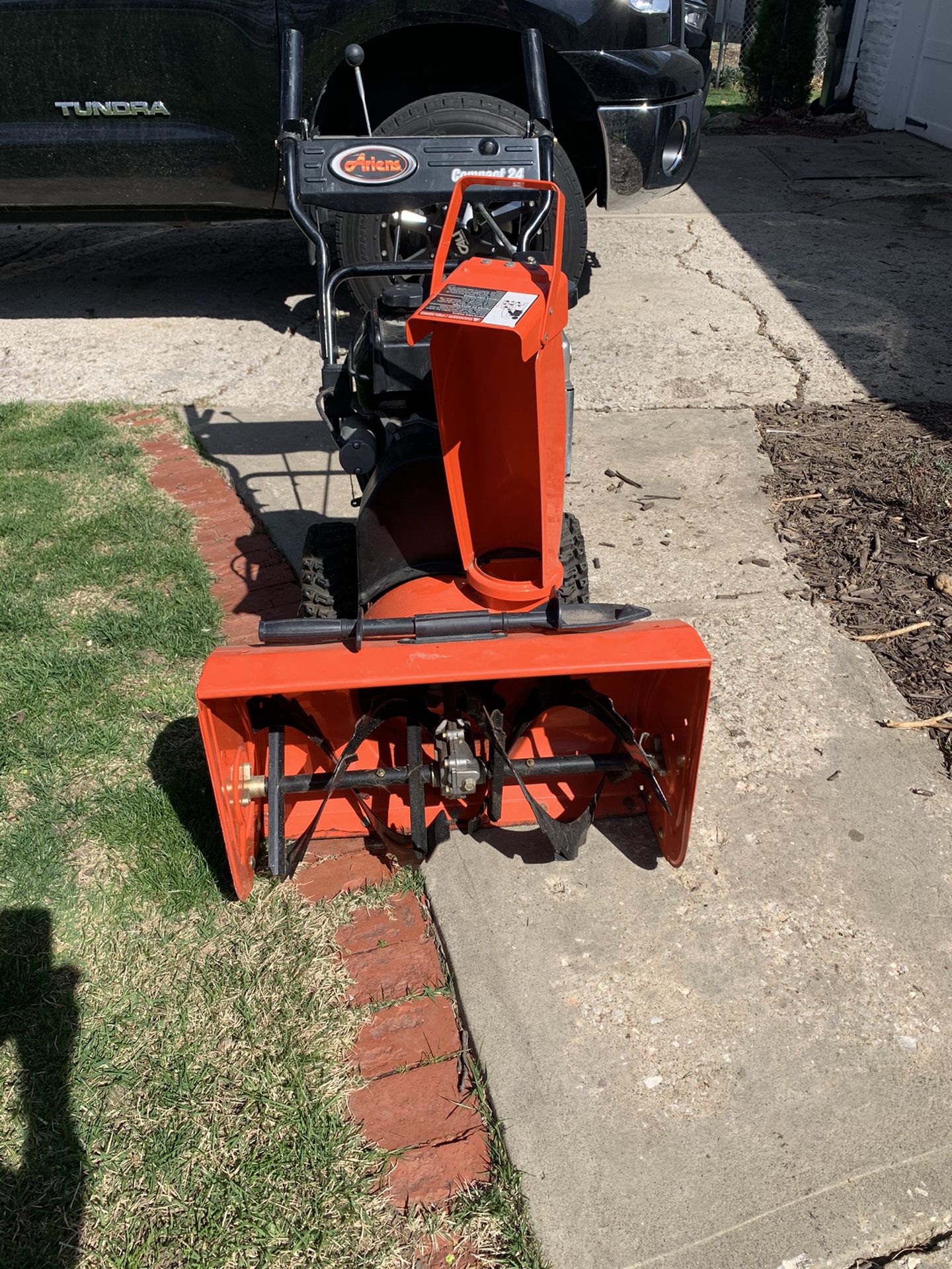 Snow blower. Ariens compact 2 stage