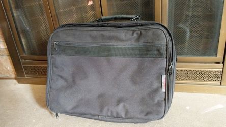 Laptop carrying case shoulder
