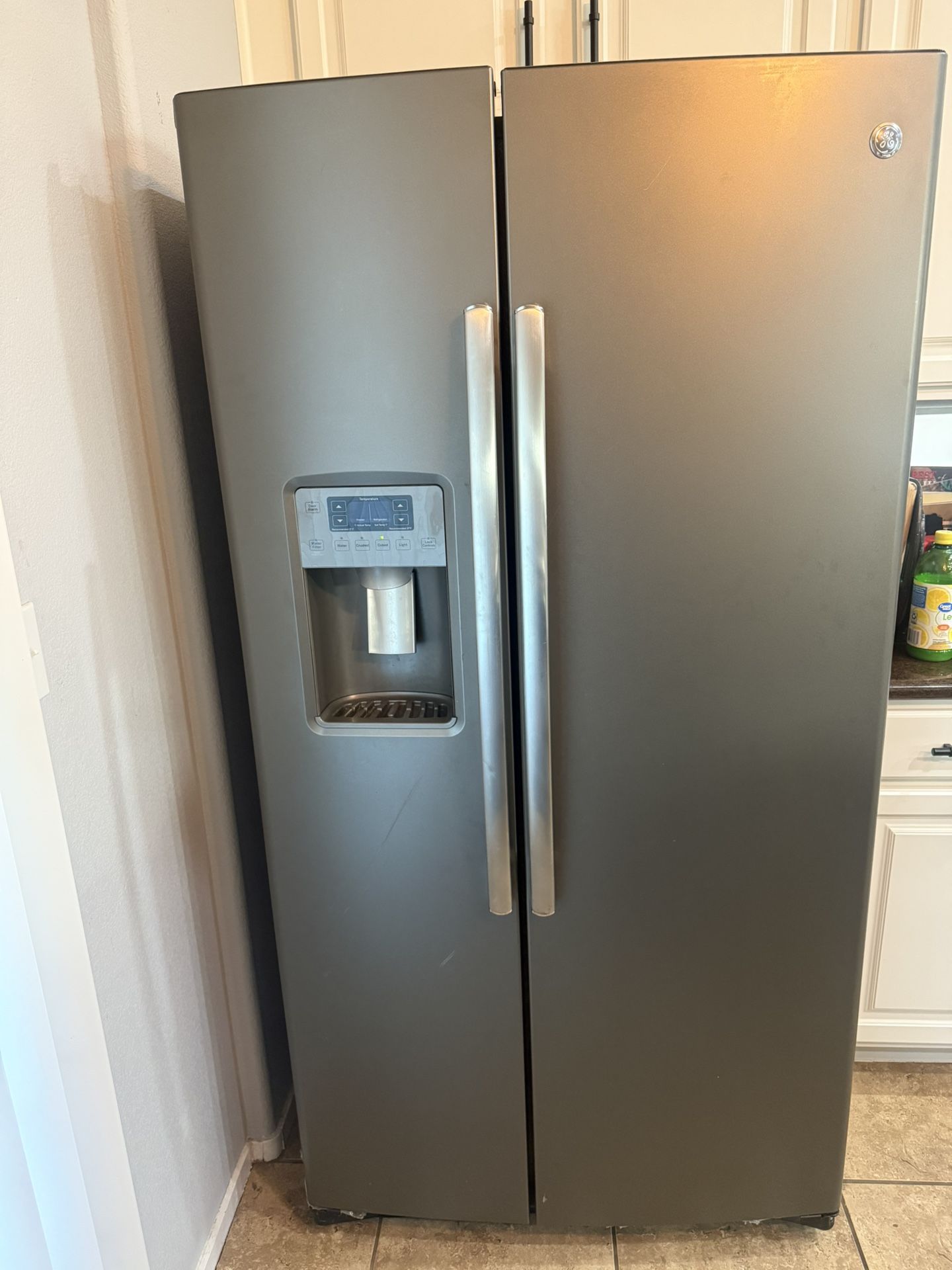Refrigerator 25 Cu Ft