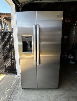 25.1 cu. ft. Refrigerator GE 36”W Almost new
