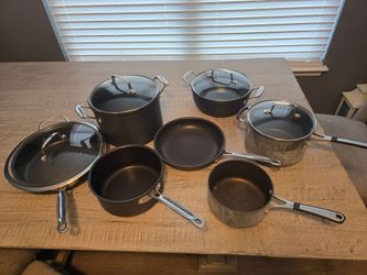 Mixed lot of Cuisinart & Calphalon pots/pans