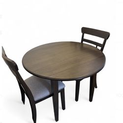 Raymour and Flanagan Foldable Dining Room table with Chairs