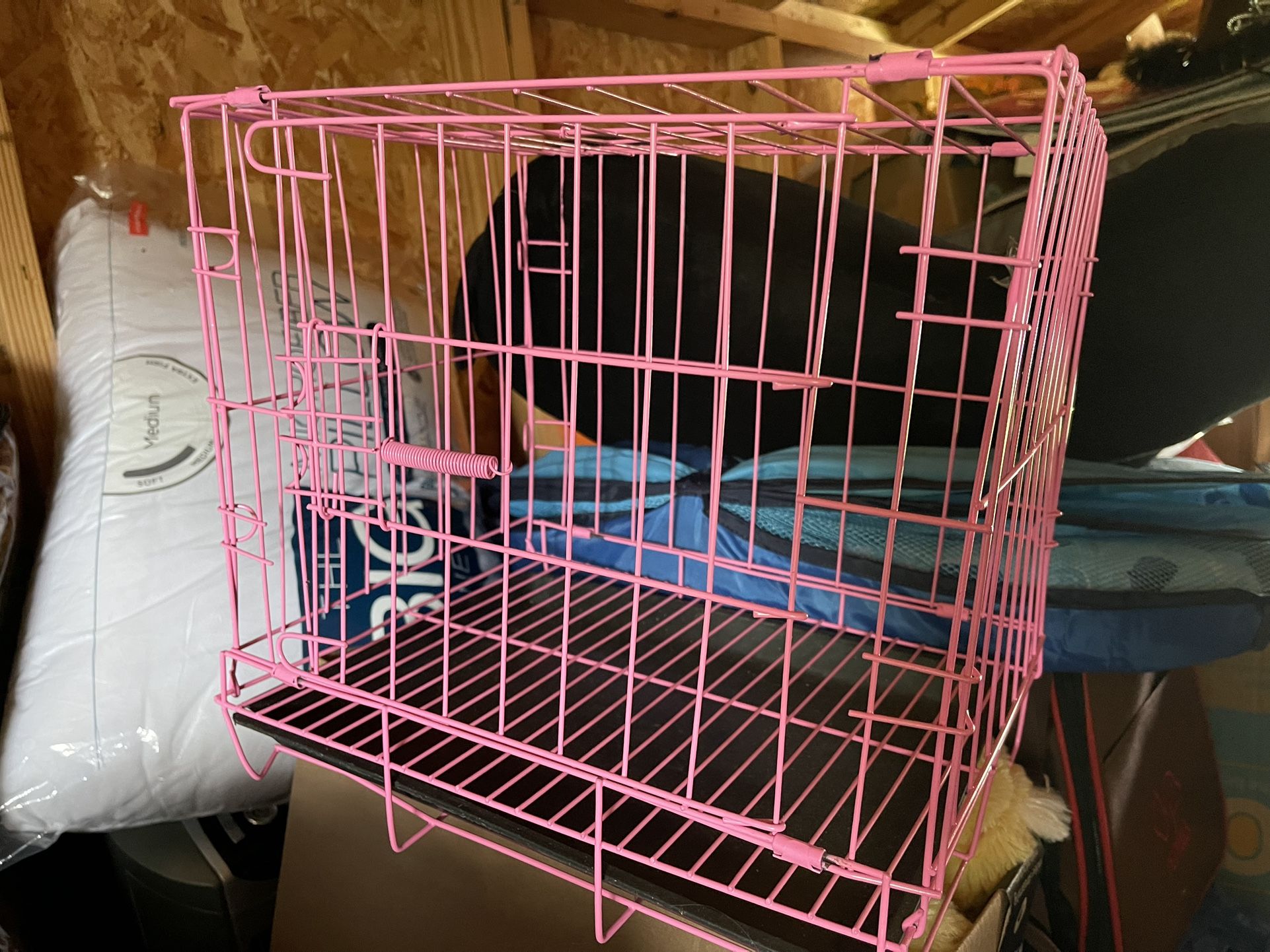 Small pet crate with removable tray
