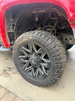 20” fuel wheels with 33s