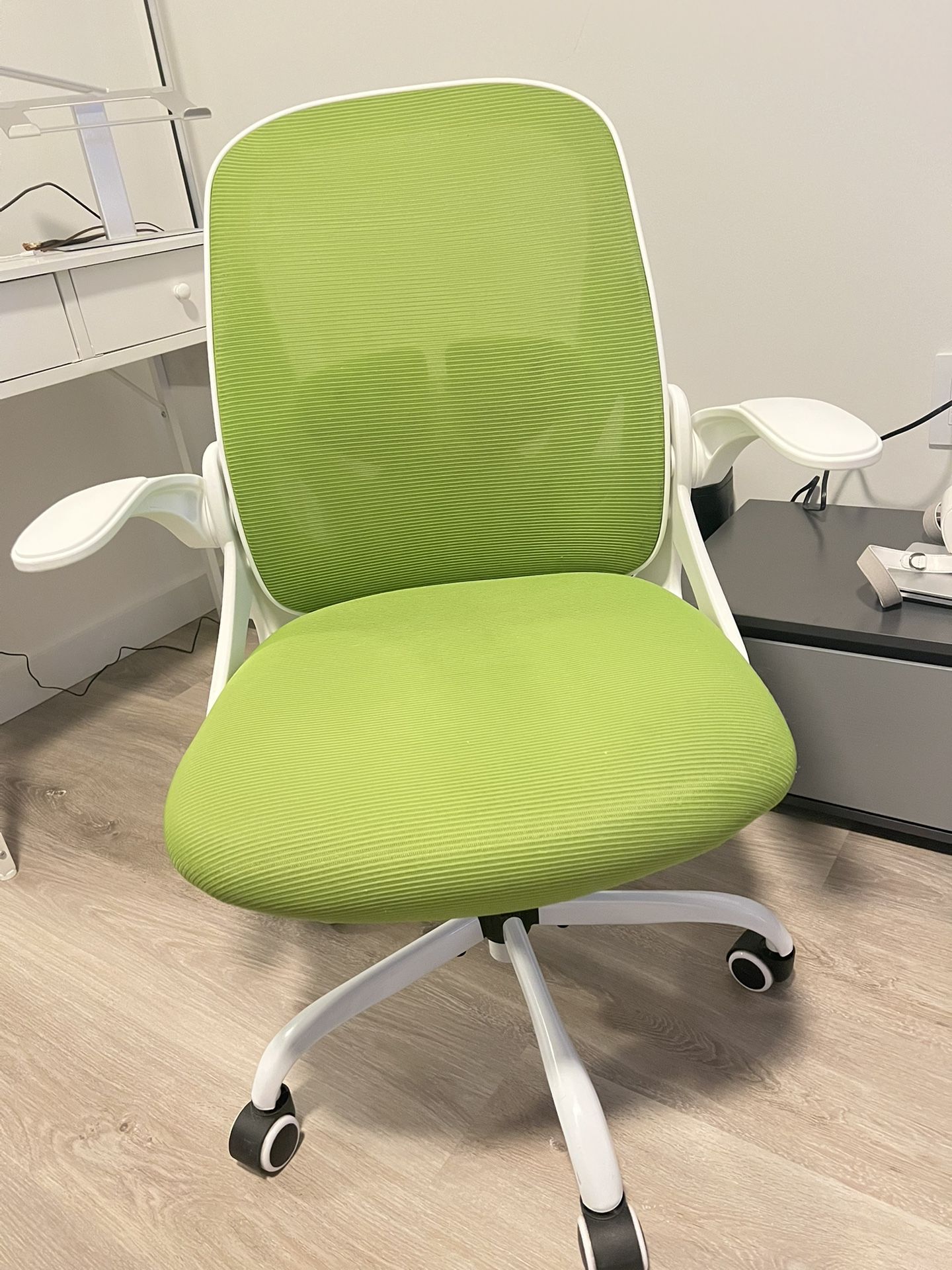 Office Chair / Desk Chair / Flip up Armrests /Swivel Breathable Desk Mesh /Computer Chair / Adjustable Lumbar Support & Height