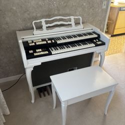 Lowrey Electric Organ 