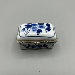 Vintage Chinese blue and white porcelain trinket box