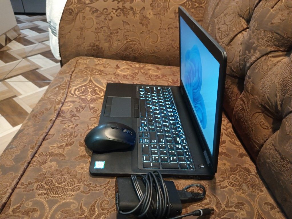 Laptop Dell Latitude E5570-core i5-12gb Ram-250gb HD SSD Solid-Go-od For Stud-ents Bue-na-para Estu-diantes.