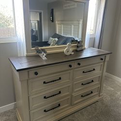 Dresser With Mirrior