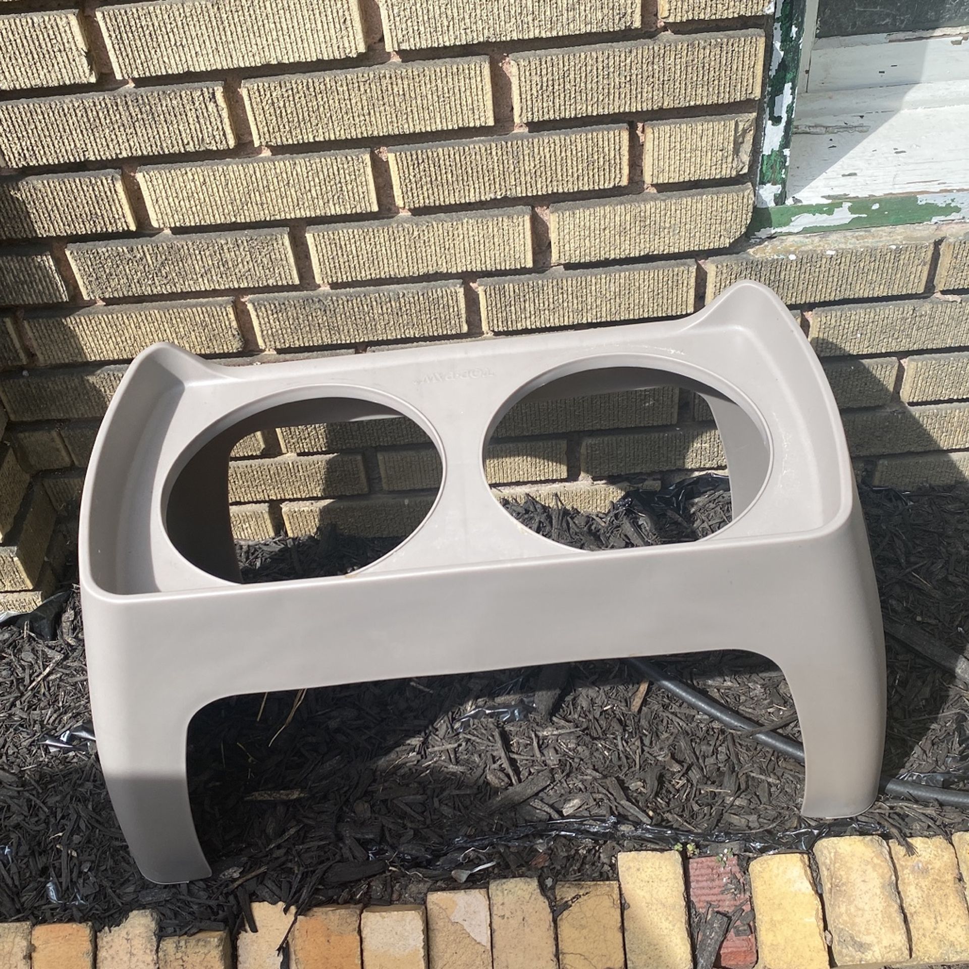 Large dog dish bowl thing
