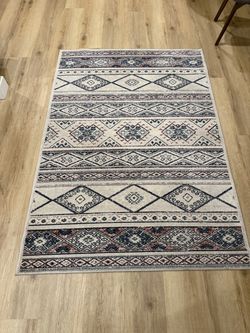 5’ x 7’ Area Rug – Vintage Style – Clean & Good Condition