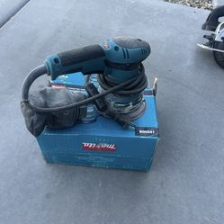 Makita 5” Random Orbit Sander (Corded) w/ Dust Bag & Box