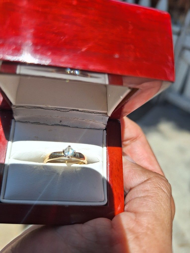18k Gold 1 CARAT brilliant cut natural diamond, VS Clarity and H Color *ENGAGEMENT RING FOR SALE*