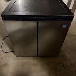 🔥 LIKE NEW Avanti 5.5 cu. ft. Stainless Steel Side-by-Side Compact Refrigerator/Freezer (RMS551SS)