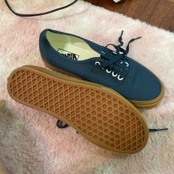 7.5 Men 9.0 Women’s  Vans 