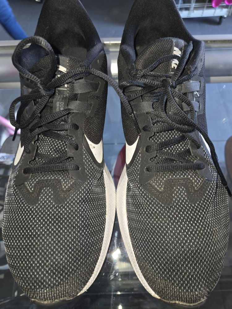 MEN'S NIKE  TENNIS SHOES 