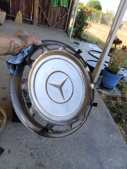 Mercedes Benz hub caps 16 inch