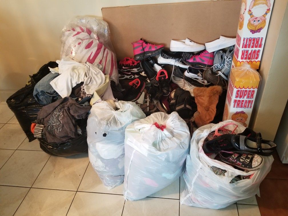 Lot of items - clothes shoes blanket BAL PEPE READY!!! PICK UP TODAY