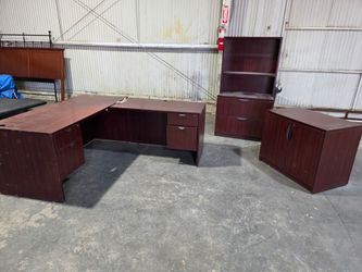 Desk and bookshelf read description