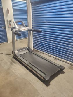 Life fitness T3 treadmill LOCAL DELIVERY AVAILABLE
