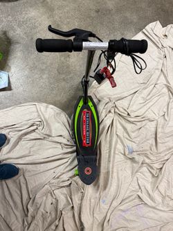 Razor electric scooter with charging cable