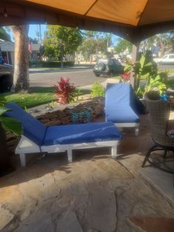 Set of 2 patio lounge chairs.