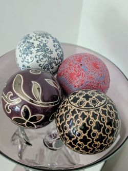 4 Beautiful Vintage Hand  Decorative Solid Raised Ceramic  Ball.
Excellent Condition( each $10) 4"
