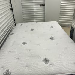 FULL SIZED “ Beautyrest Silver” Mattress/Box Spring & Rails