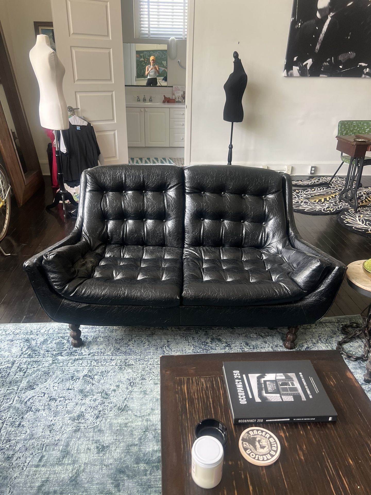 Vintage MCM Black Leather Sofa and Loveseat Mid Century Modern Furniture. In good condition, but the sofa needs the leg to be fixed or held up with bo