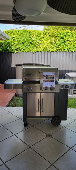 WEBER GENESI II GAS GRILL