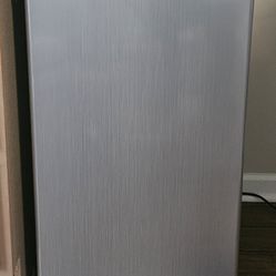 Mini Fridge (Magic Chef HMR330SE)